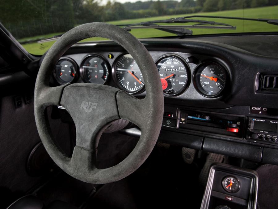 Панель приборов Porsche 911 CTR Yellowbird by Ruf (911) 1987 года  (фото 20 из 48)